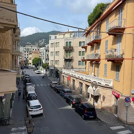 Konukevi Gialla Ridi Che Ti Passa 4*