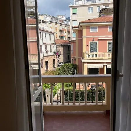 Konukevi Gialla Ridi Che Ti Passa